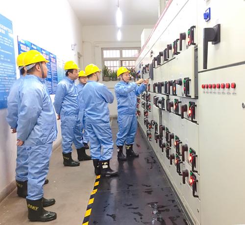 中环学校 焊工办理毕业照